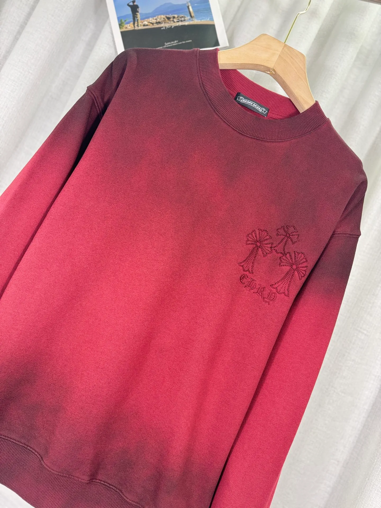 P260 top version, real shot without P, ​​different from market currency) 𝗖𝗵𝗿𝗼𝗺𝗲 𝗛𝗲𝗮𝗿𝘁𝘀/Cro Heart 2025 washed patch embroidery autumn and winter new original single counter American laser burnt 3D three-dimensional color embroidered couple casual sweatshirt 👑The highest version! Customized fabric 430g tripe terry fabric! American acid-washed and distressed original fabric laser burnt ✟appliqué embroidery and exquisite embroidery of letters! The best-selling model in the counter, very comfortable to wear. Accessories: original molded and authenticated collar label➕100% silk wash label. Genuine purchase-grade original hangtag➕matching hanging rope➕3D hanging beads➕original packaging bag. Craftsmanship: The original version has consistent wiring! The highest version of the armhole matching technique! Color: Red Black Size: S M L XL Style No.: 9309